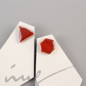 Auskarai prie ausies skirtingi raudoni su balta - pilka oda (sistema)